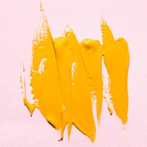 pintura amarilla sobre pared color crema
