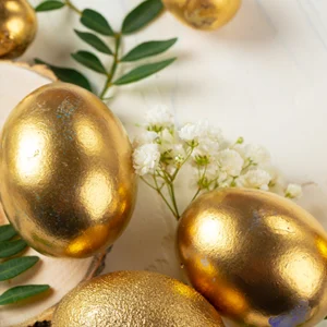 huevos de pascua dorados
