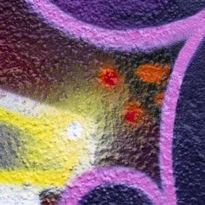imagen de una pared con trazos de graffiti fluorescente