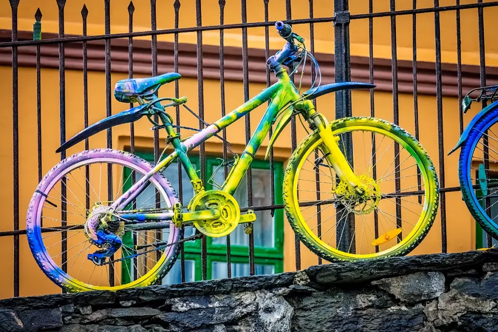 bicicleta pintada de muchos colores