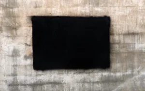 Pared pintada en negro con spray alta cobertura