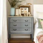 Renovación de mesita de noche con pintura a la tiza gris para un acabado elegante y moderno.