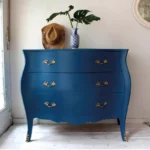 Renovación de cómoda con cajones utilizando pintura a la tiza azul para un acabado moderno y elegante.