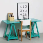 Mesa de escritorio para niños transformada con pintura a la tiza, proporcionando un acabado mate y moderno para el entorno infantil.