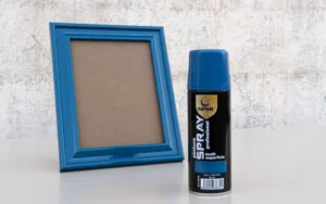 marco pintado de azul junto al spray de 200 que se ha usado