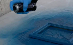 spray azul de 200ml pintando un marco
