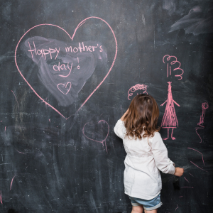 Convierte cualquier pared en un espacio creativo con pintura en Spray Efecto Pizarra, ideal para que los niños pinten y se expresen libremente en casa.